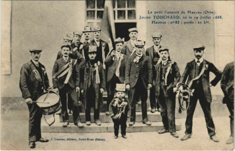 Carte postale ancienne Julien Touchard de Mauves Le plus petit conscrit de France à Ri