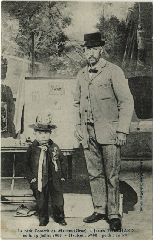 Carte postale ancienne Julien Touchard de Mauves Le plus petit conscrit de France à Ri