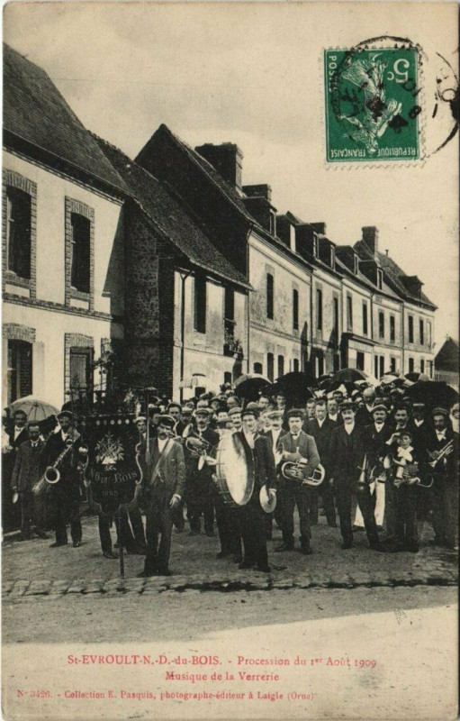 Carte postale ancienne Saint-Evroult-N.-D.-du-Bois Procession du 1er Aout 1909 à Sai