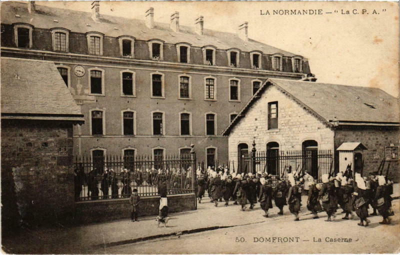 Carte postale ancienne Militaire Domfront - La Caserne