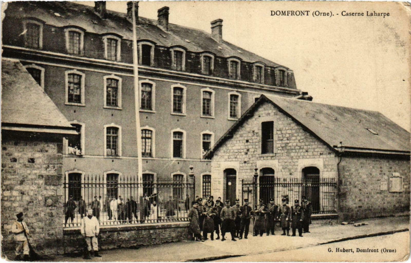Carte postale ancienne Militaire Domfront - Caserne Laharpe