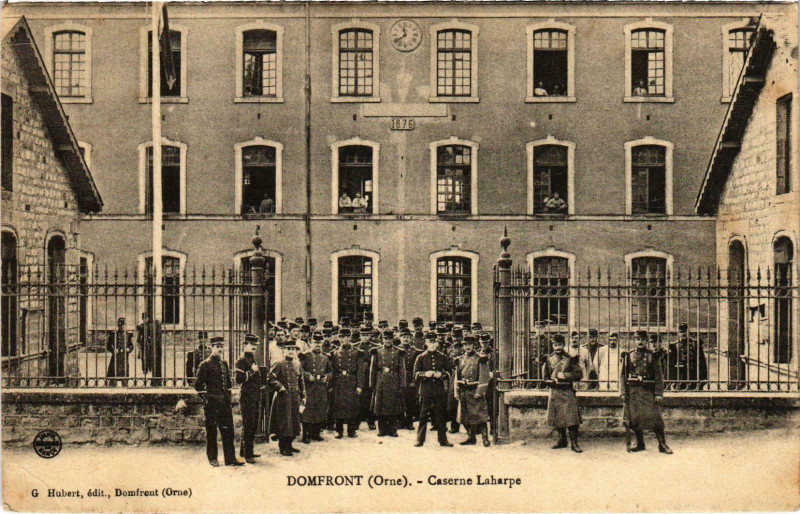 Carte postale ancienne Militaire Domfront - Caserne Laharpe