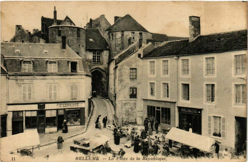 Carte postale ancienne Belleme Place de la République à Bellême