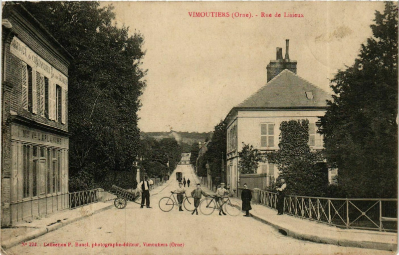 Carte postale ancienne Vimoutiers Rue de Lisieux à Vimoutiers