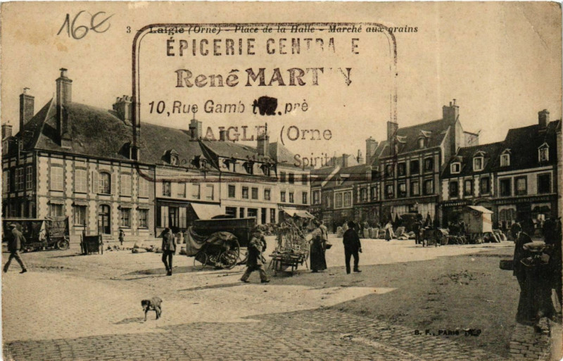 Carte postale ancienne Laigle Place de la Halle Marché aux grains à Rai