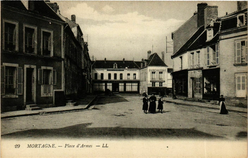 Carte postale ancienne Mortagne Place dArmes