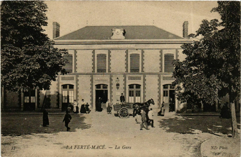 Carte postale ancienne La Ferte-Mace La Gare