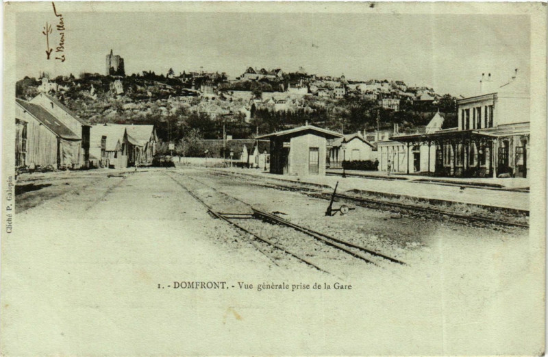 Carte postale ancienne Domfront Vue générale prise de la gare à Ri