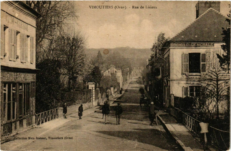 Carte postale ancienne Vimoutiers Rue de Lisieux à Vimoutiers