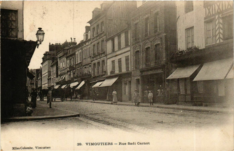 Carte postale ancienne Vimoutiers Rue Sadi Carnot à Vimoutiers