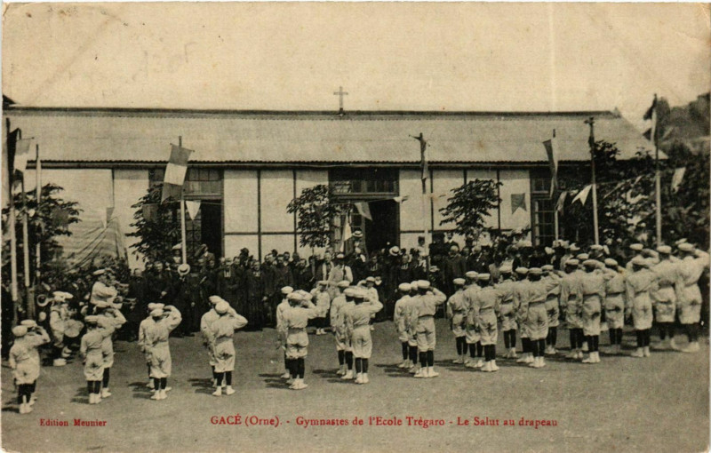 Carte postale ancienne Gace Gymnastes de l'Ecole Trégaro à Gacé
