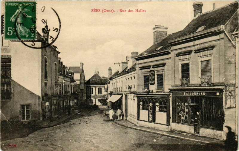 Carte postale ancienne Sees Rue des Halles à Sées