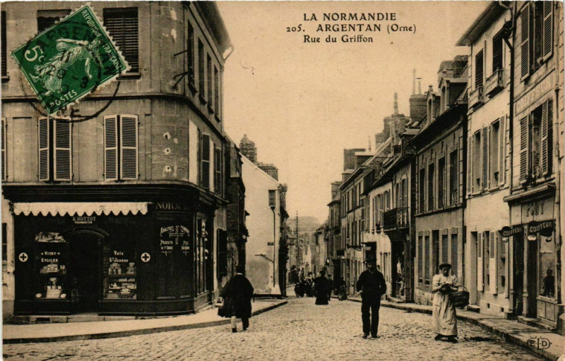 Carte postale ancienne Argentan rue du Griffon à Argentan