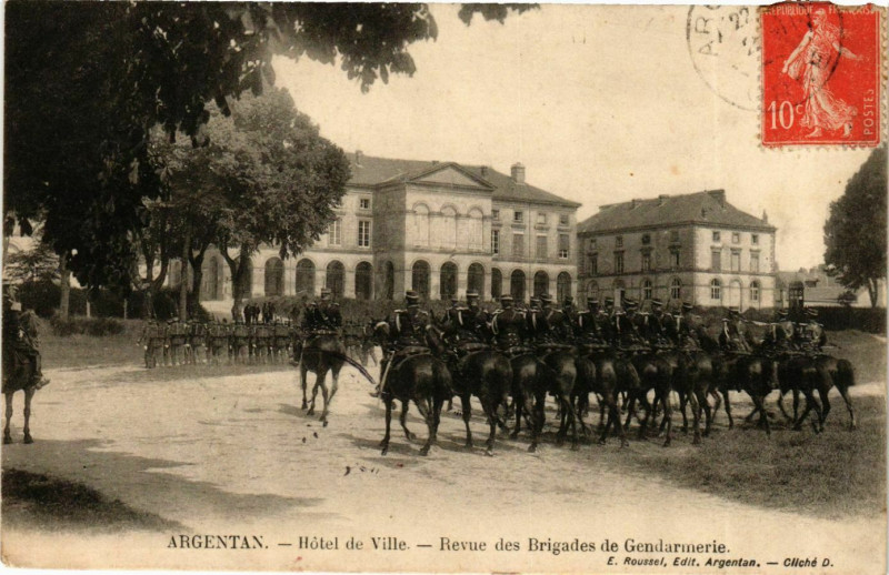 Carte postale ancienne Argentan Hotel de Ville Revue des Brigades à Argentan