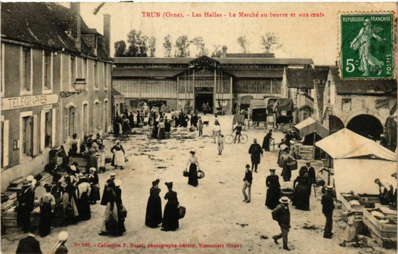 Carte postale ancienne Trun Les Halles Le Marché au beurre et aux oeufs à Trun