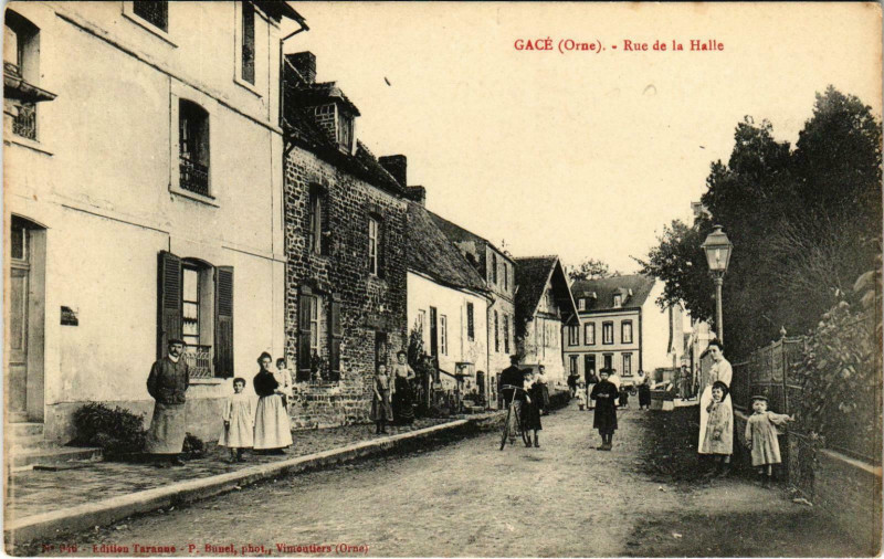 Carte postale ancienne Gace Orne - Rue de la Halle à Gacé