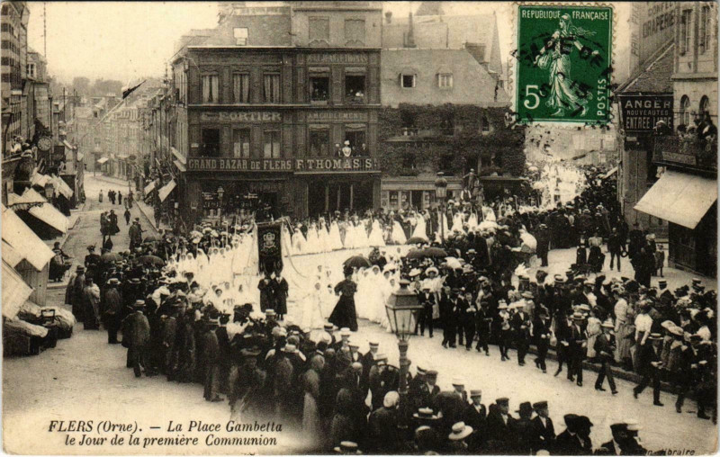 Carte postale ancienne Flers Orne - Place Gambetta le jour de la premiere Communion à Flers