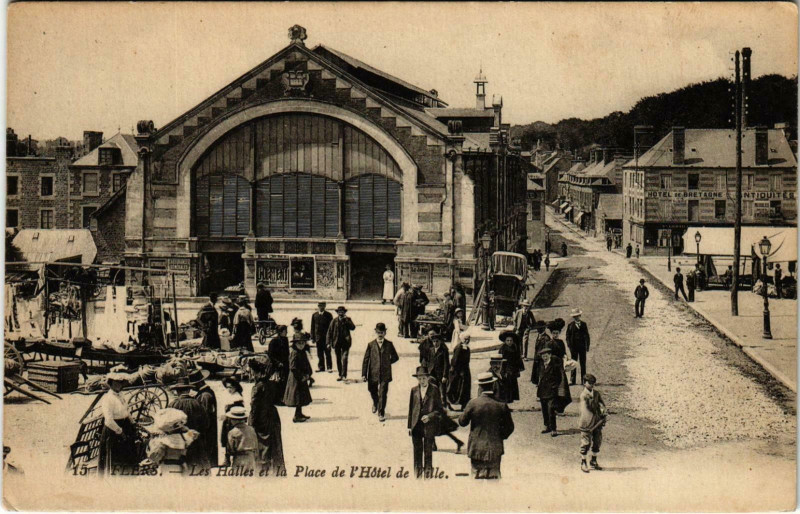 Carte postale ancienne Flers Orne - Les Halles et la Place de l'Hotel de Ville à Flers