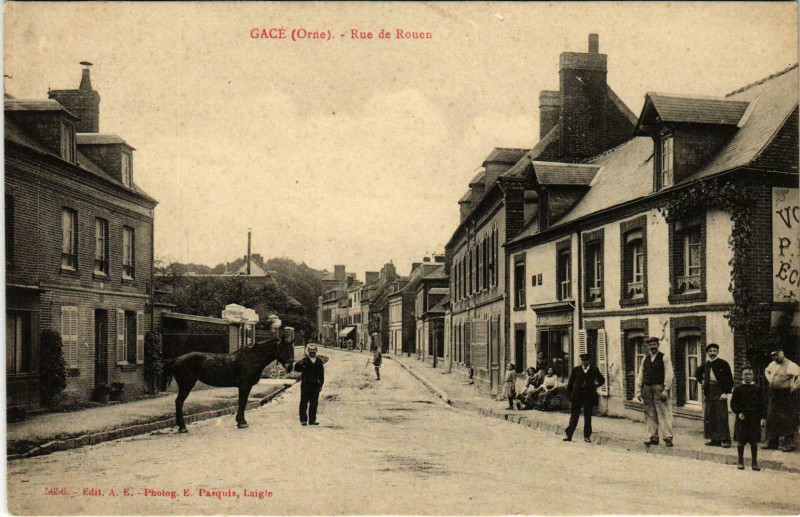 Carte postale ancienne Gace Orne - Rue de Rouen à Gacé