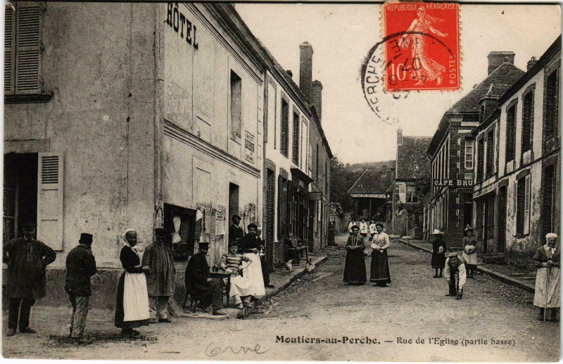 Carte postale ancienne Moutiers au Perche Orne - Rue de l'Eglise à Moutiers-au-Perche