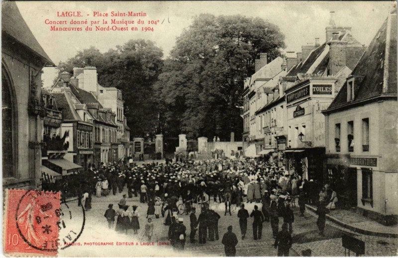 Carte postale ancienne Laigle Orne - Place Saint-Martin à Sai