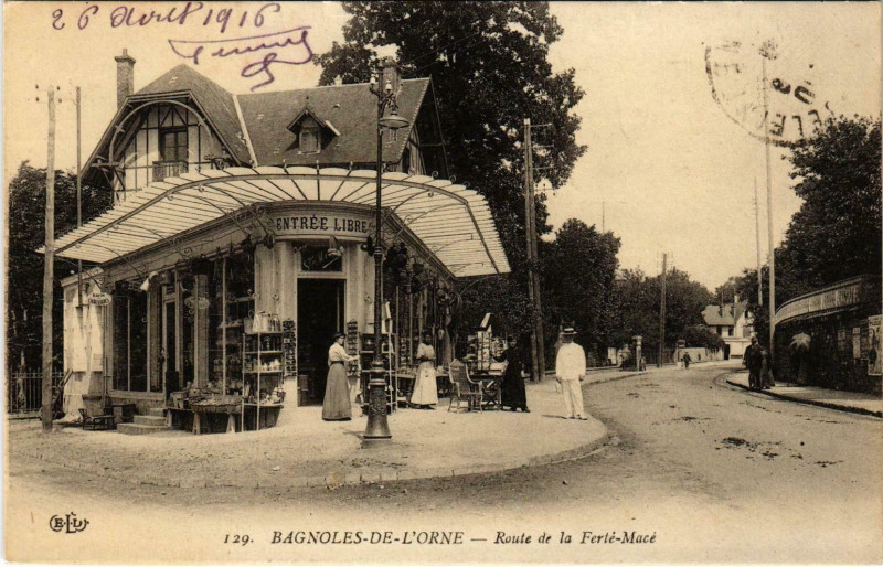 Carte postale ancienne Bagnoles de L'Orne - Route de la Ferie Mace à Macé