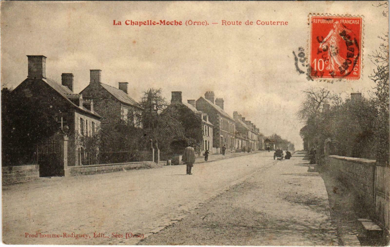 Carte postale ancienne La Chapelle-Moche - Route de Couterne