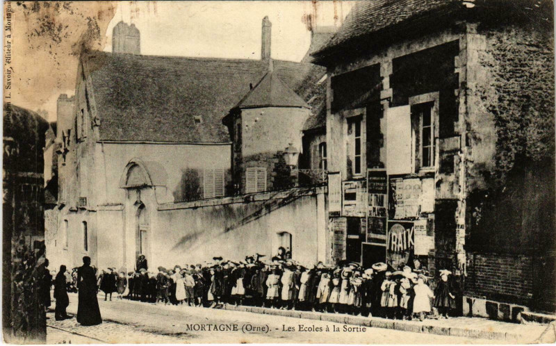 Carte postale ancienne Mortagne Orne - Les Ecoles a la Sortie