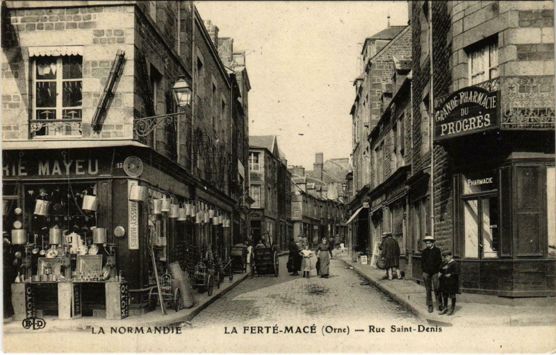 Carte postale ancienne La Ferte Mace Orne - Rue Saint-Denis à Macé