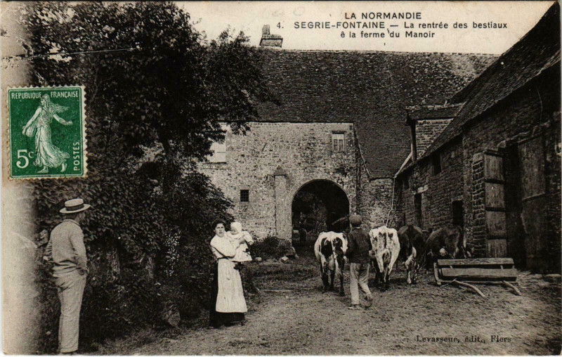 Carte postale ancienne Segrie-Fontaine-La rentree des bestiaux et la ferme su Manoir à Ri