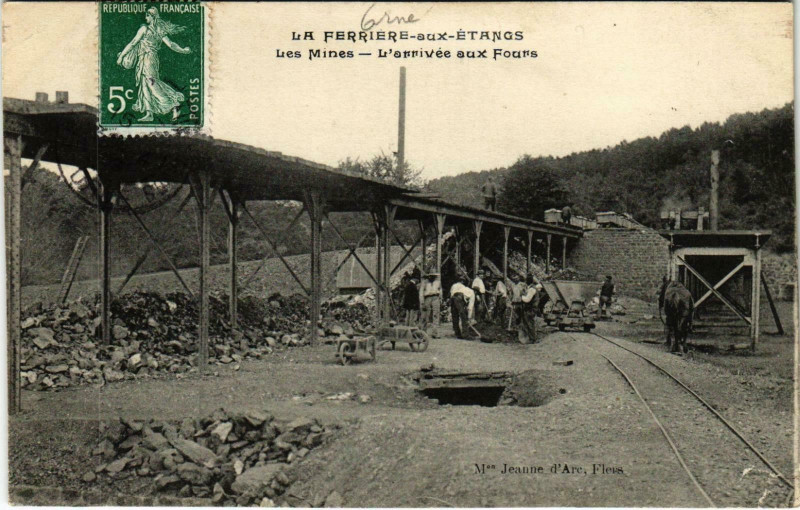 Carte postale ancienne La Ferriere aux Etangs Orne - L'arrivee aux Fours à Ri