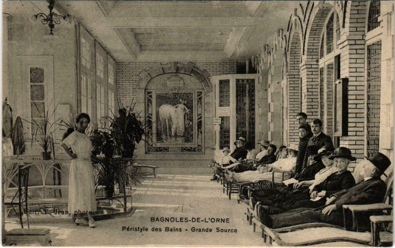 Carte postale ancienne Bagnoles de L'Orne - Peristyle des Bains Grande Source à Ri
