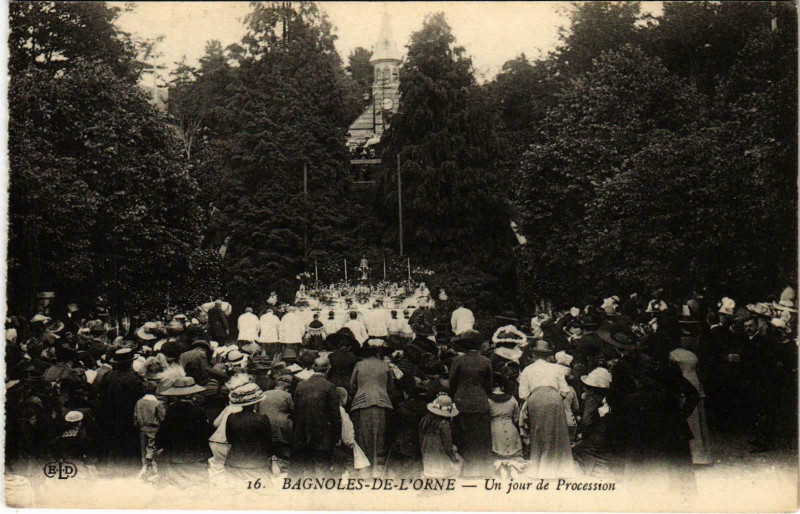 Carte postale ancienne Bagnoles de L'Orne - Un jour de Procession
