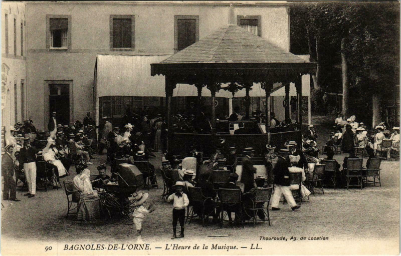 Carte postale ancienne Bagnoles de L'Orne - L'Heure de la Musique