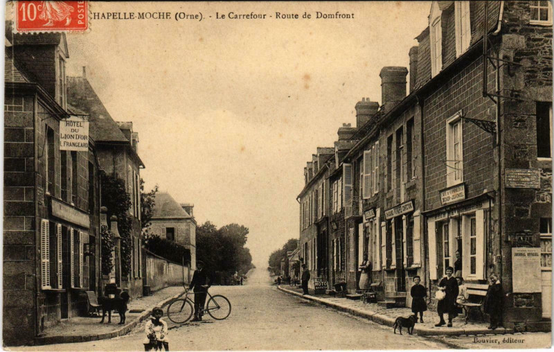 Carte postale ancienne La Chapelle-Moche - Le Carrefour Route de Domfront