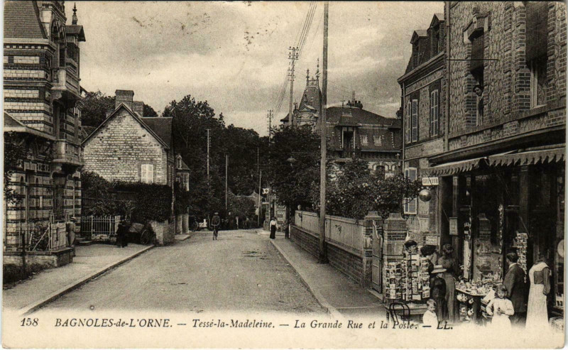 Carte postale ancienne Bagnoles de L'Orne - Le Grande Rue et la Postes