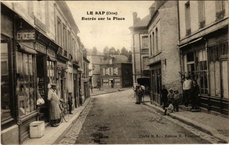 Carte postale ancienne Le Sap-Entree sur la Place