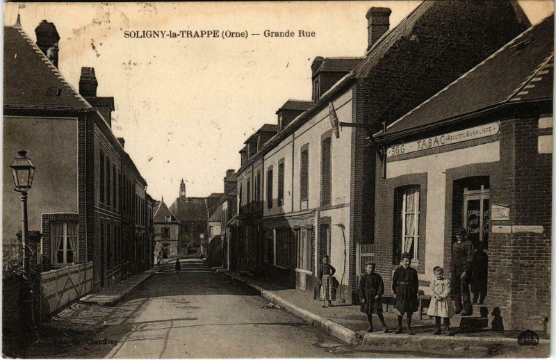 Carte postale ancienne Soligny-la-Trappe-Grande Rue à Soligny-la-Trappe