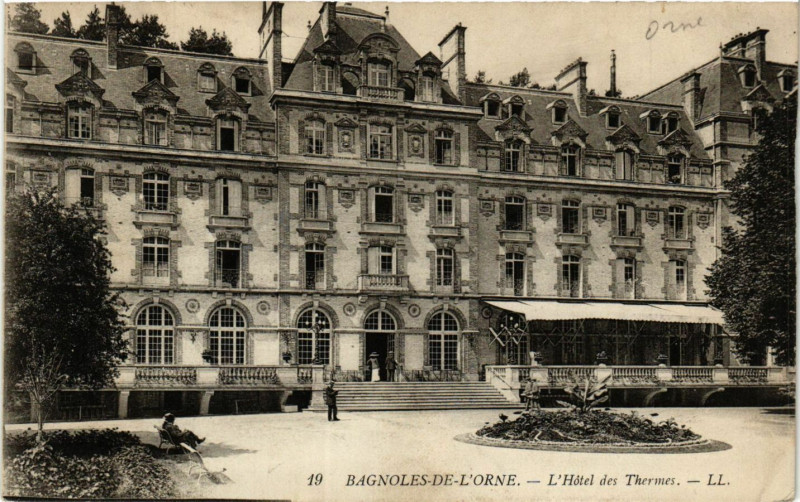 Carte postale ancienne Bagnoles-de-l'Orne - L'Hotel des Thermes