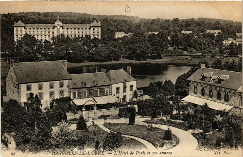 Carte postale ancienne Bagnoles-de-l'Orne - L'Hotel de Paris et son annexe à Ri