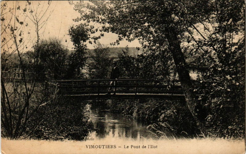 Carte postale ancienne Vimoutiers - Le Pont de l'Ilot à Vimoutiers