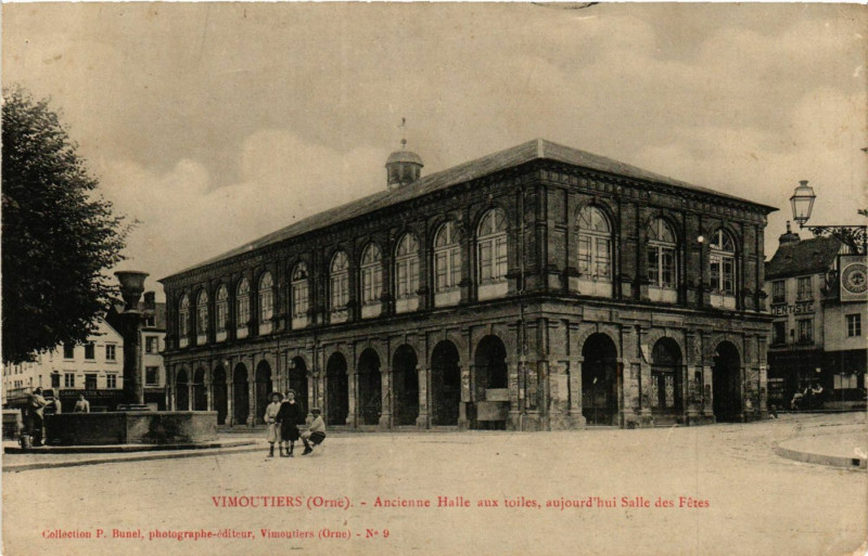 Carte postale ancienne Vimoutiers (Orne) - Ancienne Halle aux toiles, anjourd'hui Salle à Vimoutiers