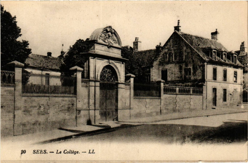Carte postale ancienne Sées - Le Collége à Sées