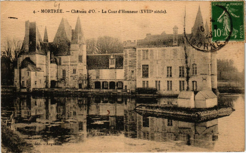 Carte postale ancienne Mortrée - Cháteau d'O - La Cour d'Honneur (Xviii siécle) à Mortrée
