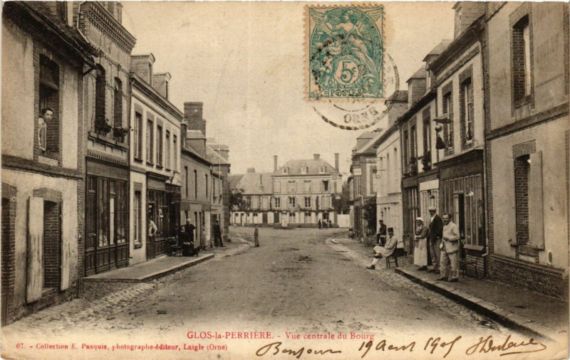 Carte postale ancienne Glos-la-Perriére - Vue centrale du Bourg à Ri