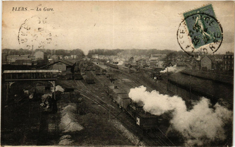 Carte postale ancienne Flers - La Gare à Flers