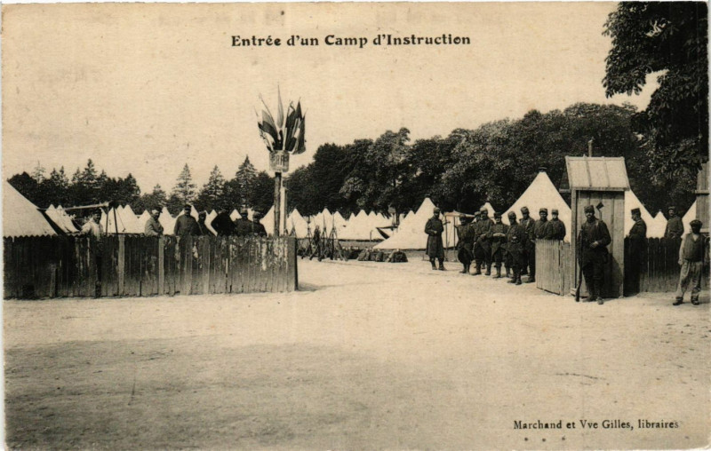 Carte postale ancienne Entrée d'un Camp d'Instruction