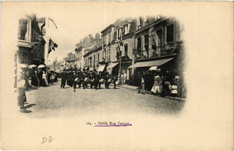 Carte postale ancienne Défilé Rue Carnot