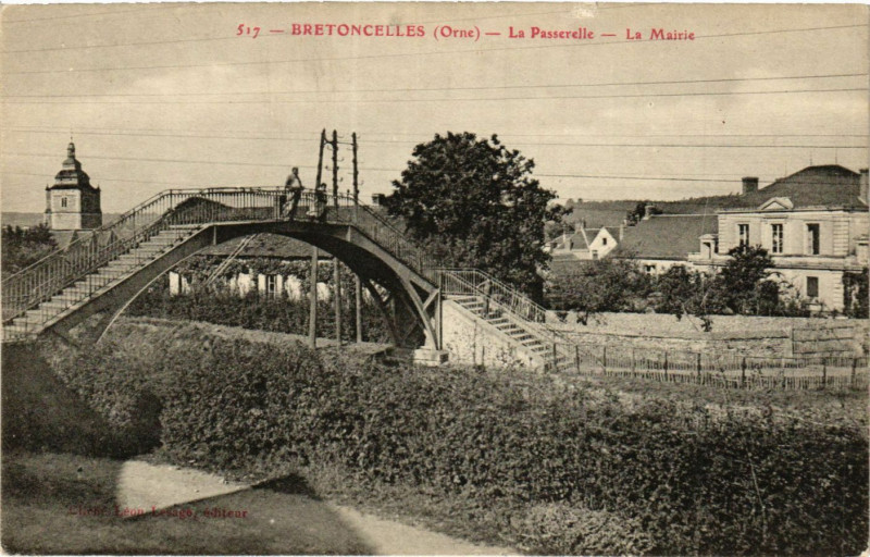Carte postale ancienne Bretoncelles (Orne) - La Passerelle - La Mairie à Bretoncelles