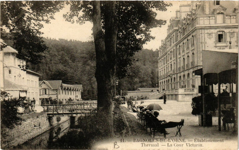 Carte postale ancienne Bagnoles-de-l'Orne - Etablissement Themal - La Cour Victoria à Ri